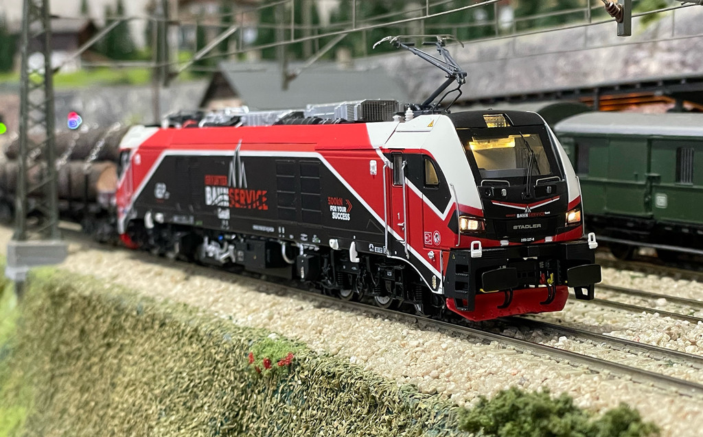 Detailed pantograph mechanism of the model train, showcasing its smooth operation and realistic design.
