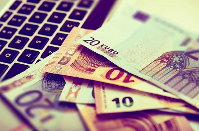 Text overlay image stating "Payments abroad from EUR 12,500 must be reported to the German Bundesbank" to illustrate the reporting requirement for international payments exceeding 12500 euros according to German regulations.