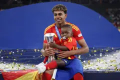 Lamine Yamal celebrates with his brother