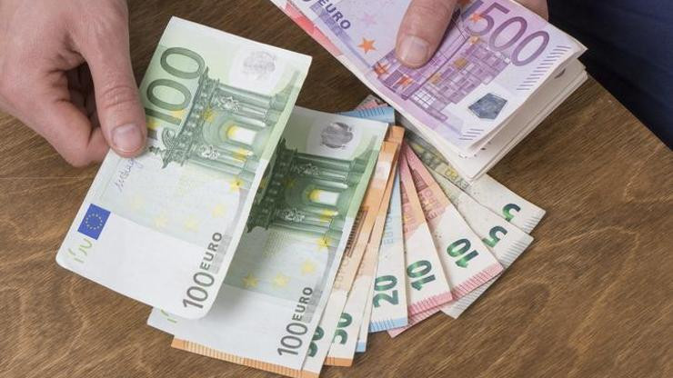 Dreaming of receiving euro banknotes